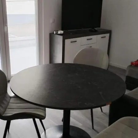 Classic One Bedroom With Terrace Apartment